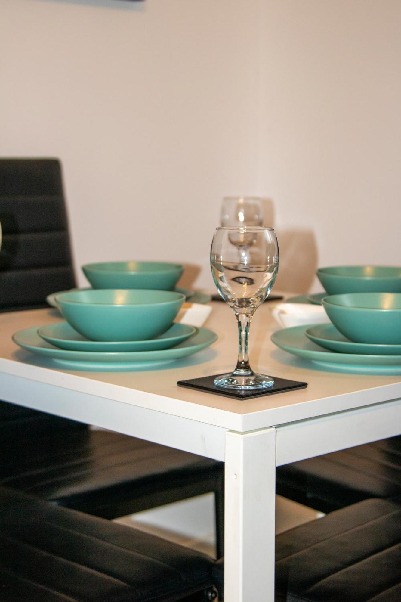 Ideal For Groups - Modern 2 Bedroom Apartment - Free Parking, Transit Links, Close To Stadiums Манчестър Екстериор снимка
