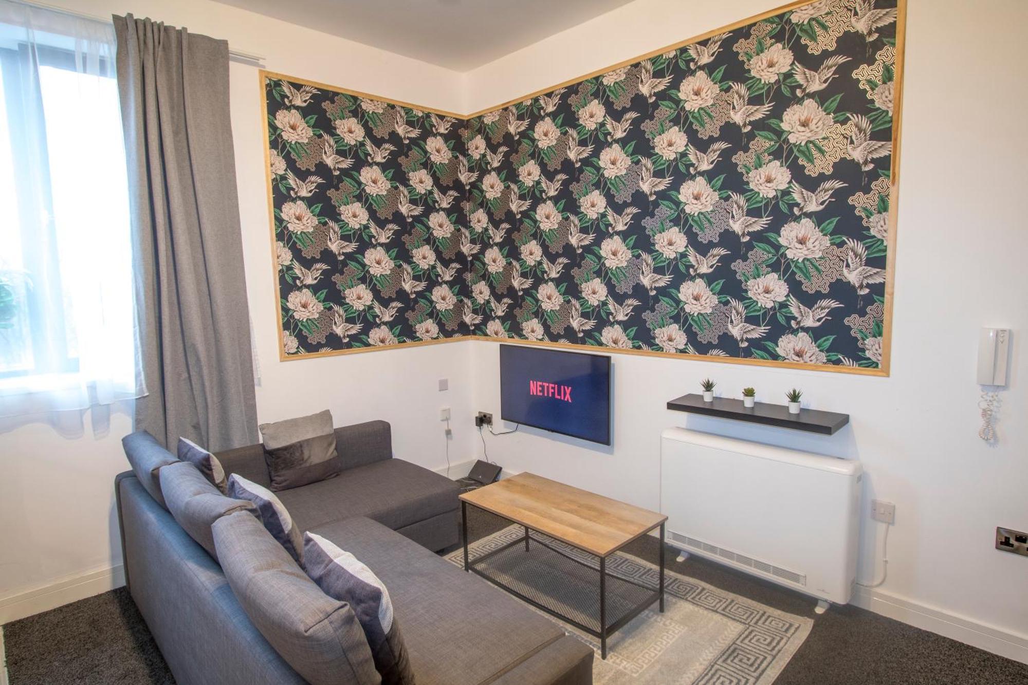 Ideal For Groups - Modern 2 Bedroom Apartment - Free Parking, Transit Links, Close To Stadiums Манчестър Екстериор снимка